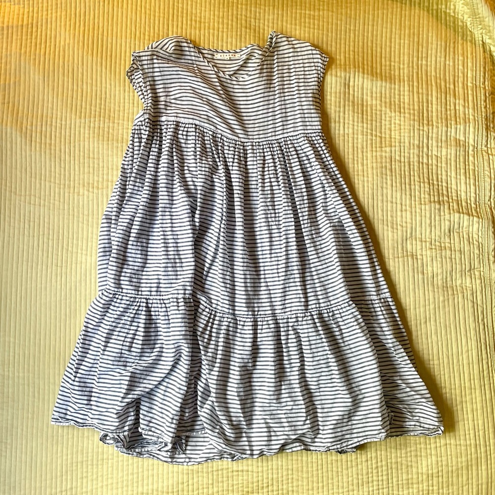 XiRENA Blue and White Tiered Sundress w Cap Sleeves